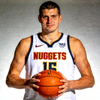 篮球运动员尼古拉·约基奇头像 - 丹佛掘金队中锋，手持篮球